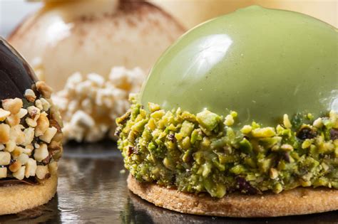 Selezione di monoporzioni assortite per un buffet di dolci