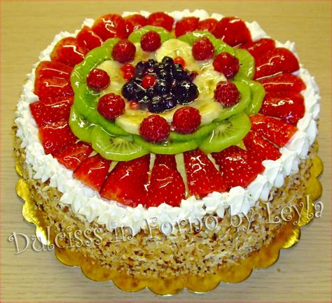 Dettaglio di una torta nuziale decorata con crema e frutta fresca