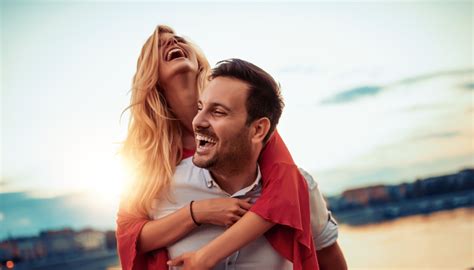 Coppia che ride al matrimonio