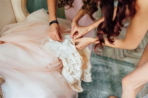 Damigella d'onore che consola la sposa