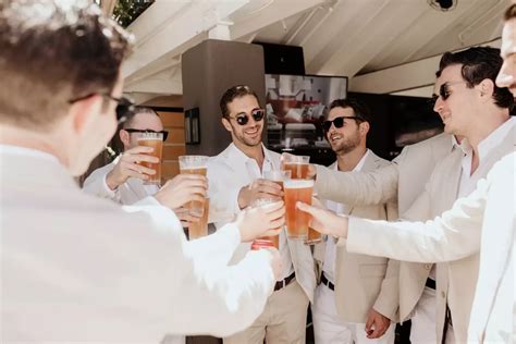 Amici che organizzano addio al celibato con scherzi
