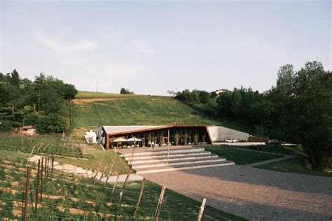 Piazzale e portici della Cantina Martinelli