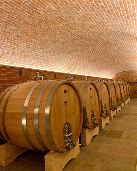 Dettaglio delle botti storiche nella barricaia