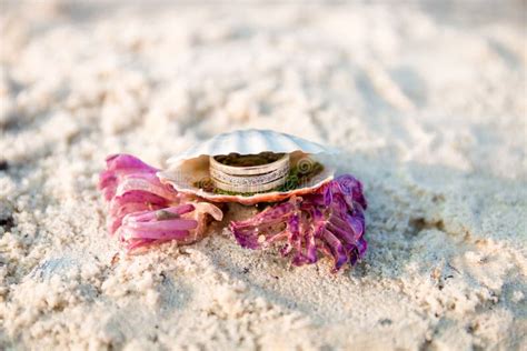 anello perso sulla spiaggia