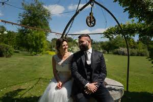 donna che toglie la fede prima di fare giardinaggio