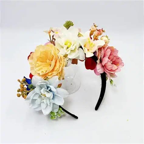 Cerchietto floreale fai-da-te con fiori di cera
