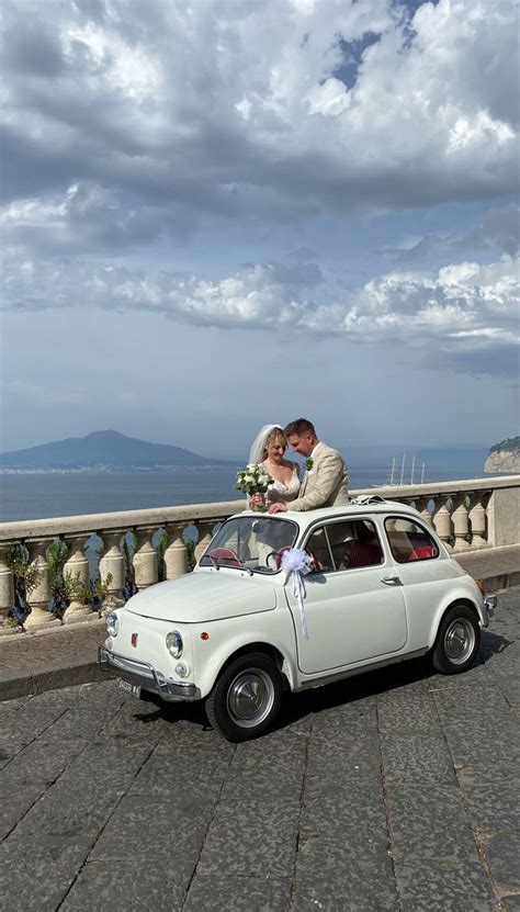Dettaglio di una Fiat 500 d'epoca decorata per matrimonio