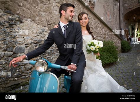Coppia su una Vespa decorata