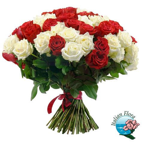 Bouquet di fiori misti con rose rosse e bianche