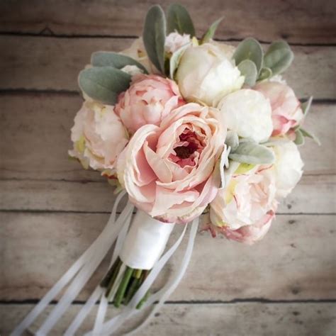 Bouquet di peonie rosa e bianche
