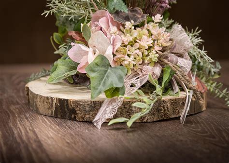 Composizione floreale con fiori stabilizzati e dettagli argentati