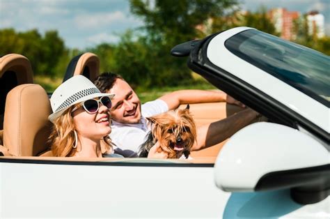coppia felice con cane in viaggio