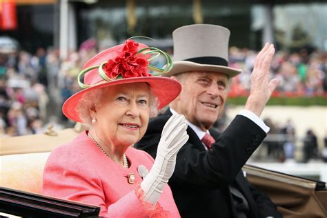 Regina Elisabetta e Principe Filippo che arrivano alla cappella di Windsor