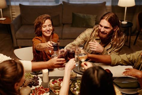 Gruppo di amici che festeggiano insieme