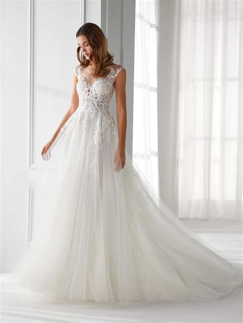 dettaglio di un abito da sposa ricamato