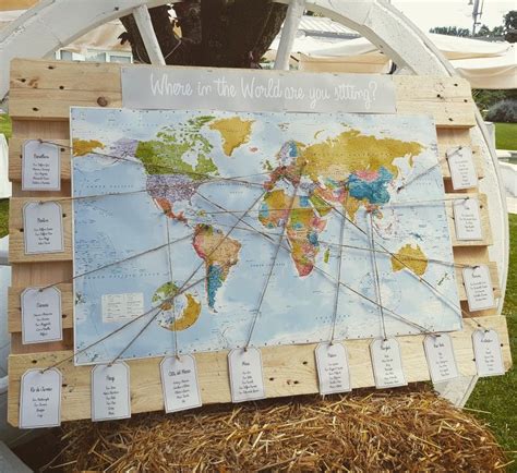 Tableau mariage a tema viaggio con planisfero e puntine a forma di aereo