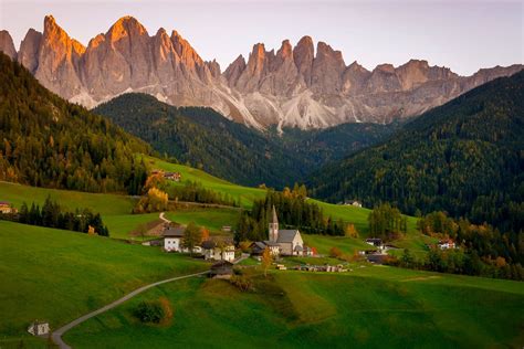 Paesaggio di Trento con le Dolomiti sullo sfondo, ideale per foto di matrimonio