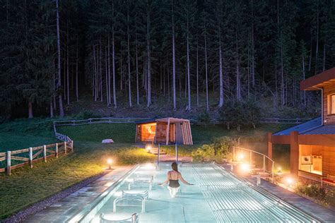 Spa QC Terme Dolomiti con vasca idromassaggio e bottiglie di spumante