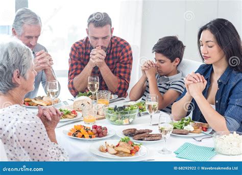 famiglia che prega insieme