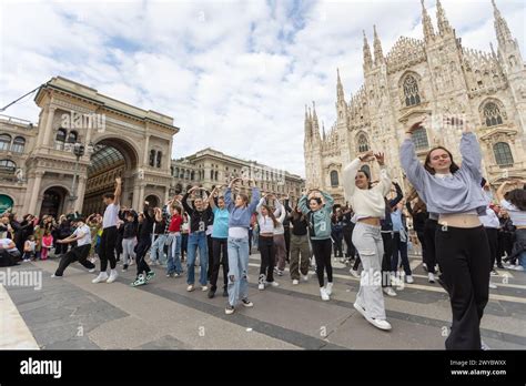 invitati che ballano in flash mob