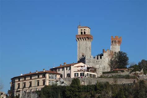 Dettaglio delle mura e delle torri del Castello di Nozzano