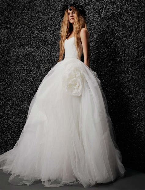 Dettaglio dell'abito da sposa di Vera Wang per Ariana Grande