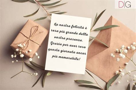 Coppia che scrive biglietti di ringraziamento