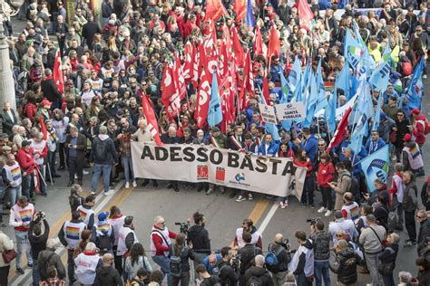 Manifestazione di lavoratori per i diritti sindacali