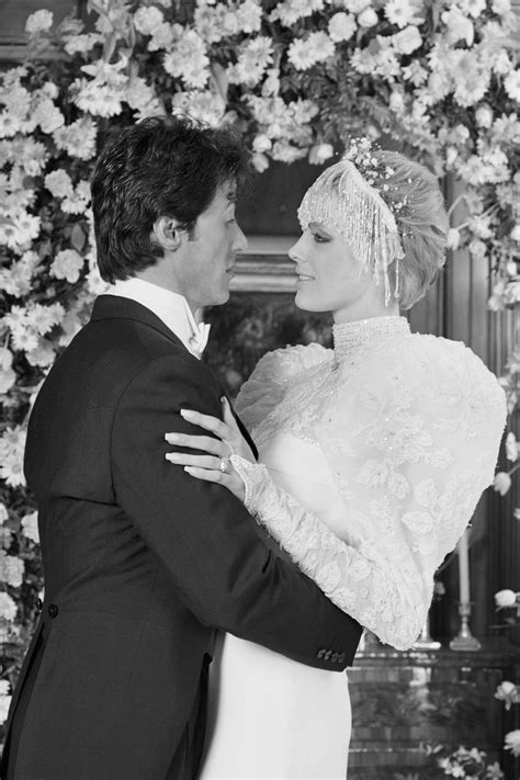 Brigitte Nielsen con abito da sposa stravagante