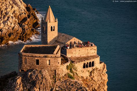 Panorama di Portovenere con il castello e la chiesa di San Pietro
