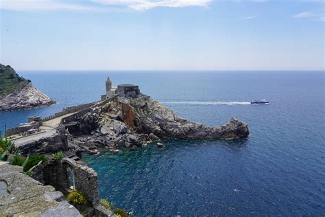 Coppia di sposi felici a Portovenere con vista mare