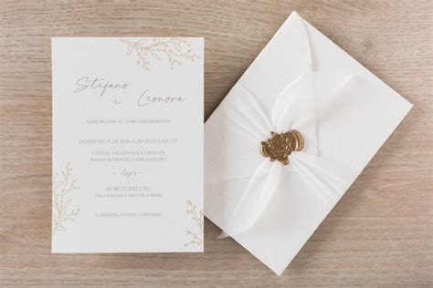 Design di partecipazioni di matrimonio eleganti su carta avorio