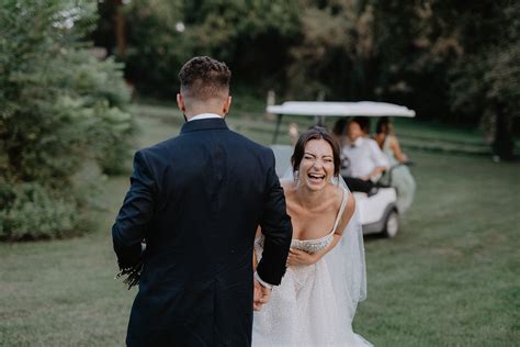 Immagine: Coppia felice durante i preparativi del matrimonio