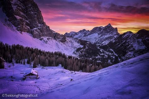 Coppia che si fa fotografare al tramonto con vista sulle colline
