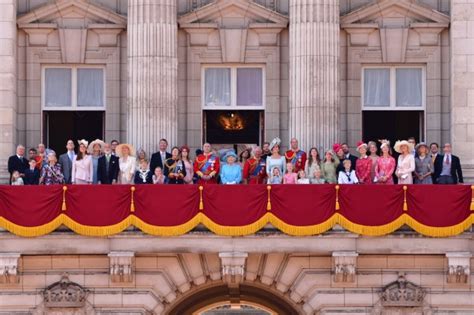 Il balcone di Buckingham Palace con Carlo e Diana