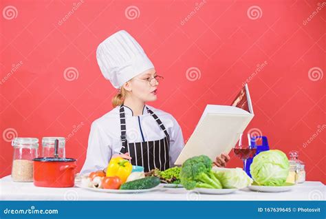 Immagine di una sexy cuoca che serve un piatto elaborato