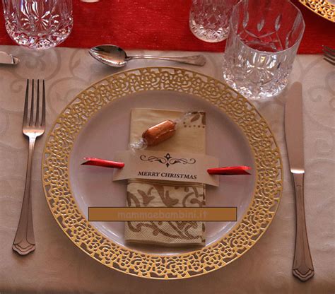 Decorazione tavola con segnaposto dorati