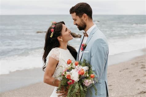 Coppia felice che celebra il proprio matrimonio