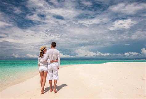 coppia su spiaggia alle Maldive