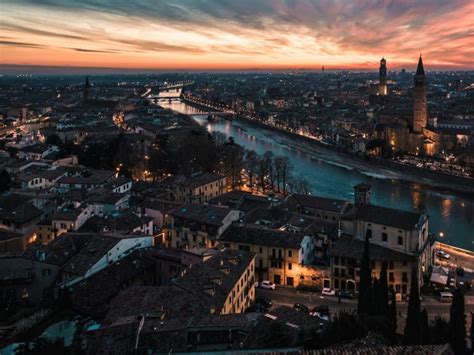 Vista notturna di Verona dalle colline