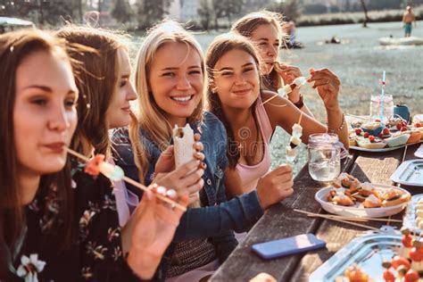 Gruppo di amiche che festeggia in un locale elegante
