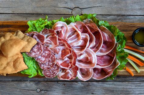 Tagliere di salumi emiliani tipici