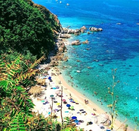 Spiaggia con acque cristalline sulla Costa degli Dei