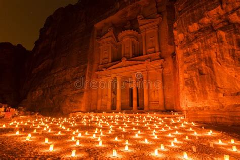 Petra illuminata da candele di notte