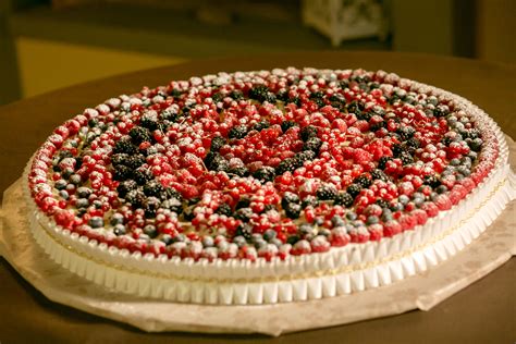 Decorazione torta nuziale con frutti di bosco