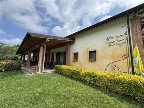Cascina tradizionale piemontese immersa tra i vigneti