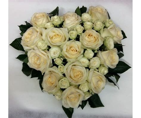 bouquet a forma di cuore con rose bianche e verdi