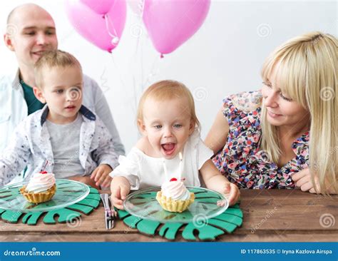 Famiglia felice che celebra un matrimonio