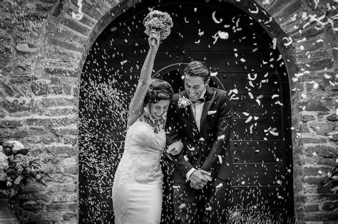 coppia di sposi che ringrazia gli invitati