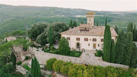 Terrazza panoramica del Castello Vicchiomaggio con vista sui vigneti al tramonto